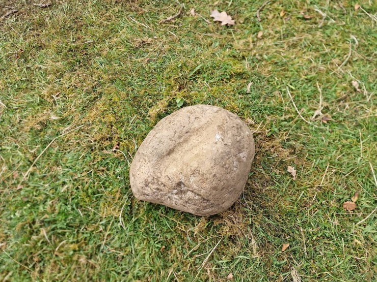 kámen ve tvaru vulvy jako symbol stěžně lodi a ženy v rodině